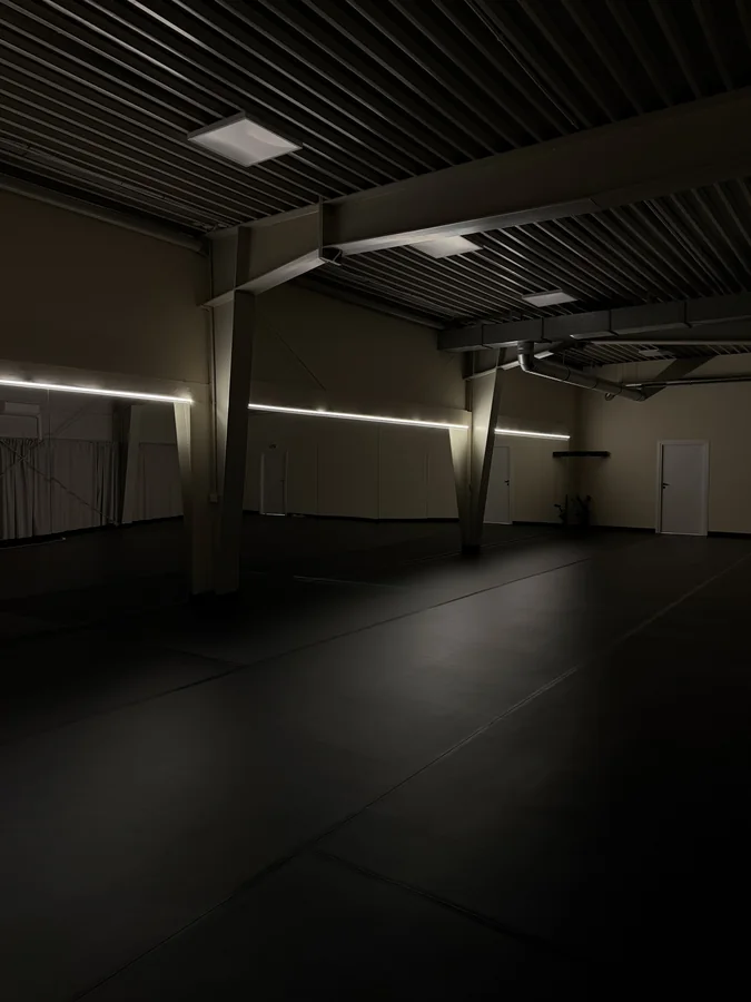 Sala taneczna Sun Step z lustrem i oświetleniem
