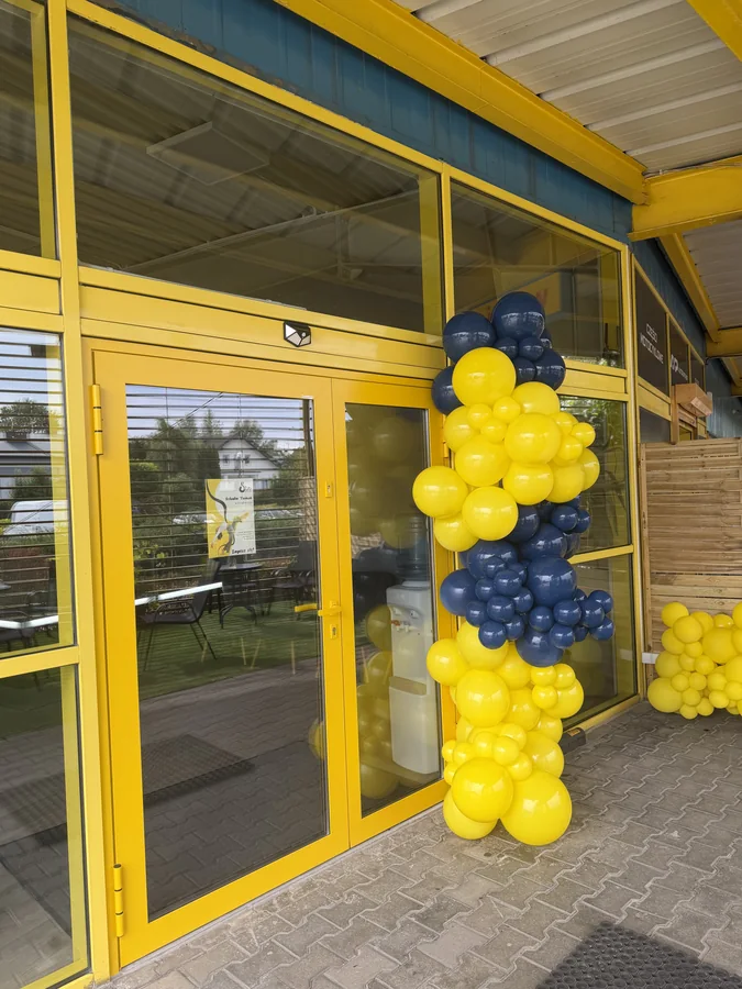 Wejście do Sun Step ozdobione żółtymi i granatowymi balonami